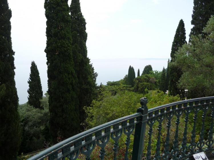Vue plongeante sur la mer depuis le jardin