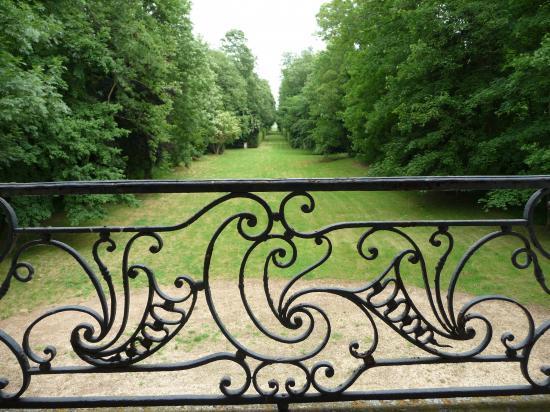 Grille rocaille et perspective depuis l'étage noble