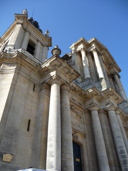 Détail des tours et des colonnes du portail