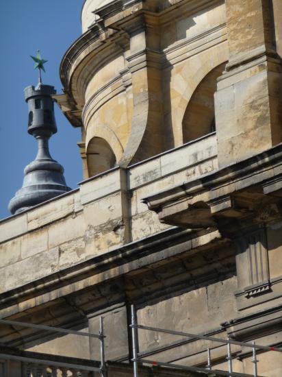 Détail des bas-cotés et de la chapelle de la Vierge