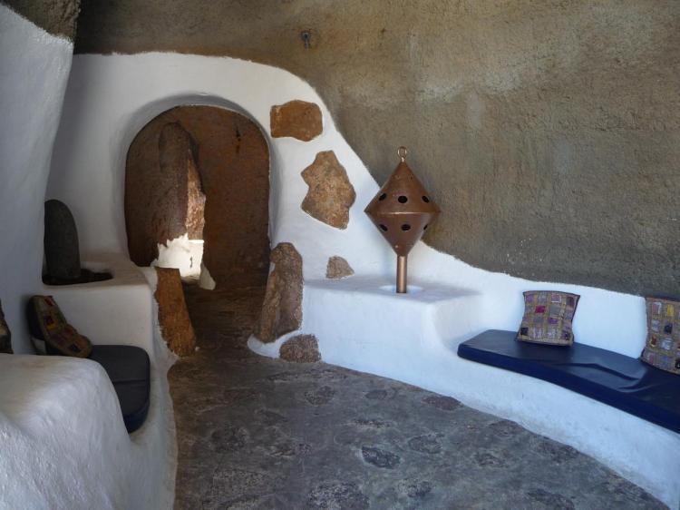 Espace de détente extérieur dans la grotte