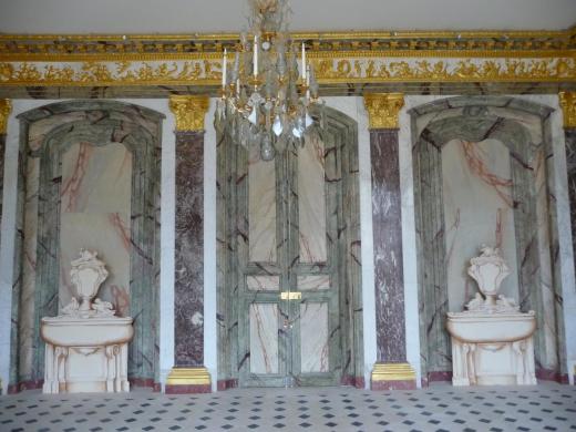 Niches avec fontaines au fond de la salle à manger