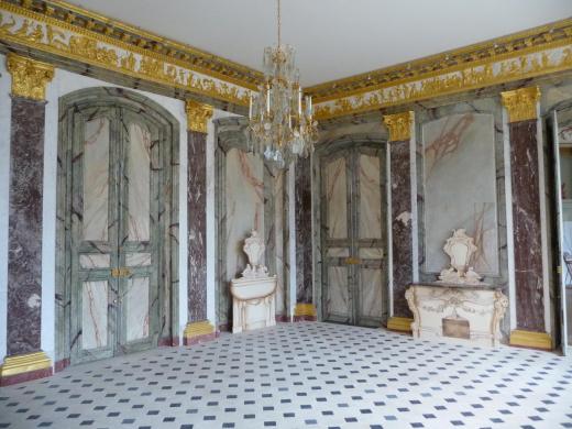 La salle à manger du côté du grand salon et du corridor central