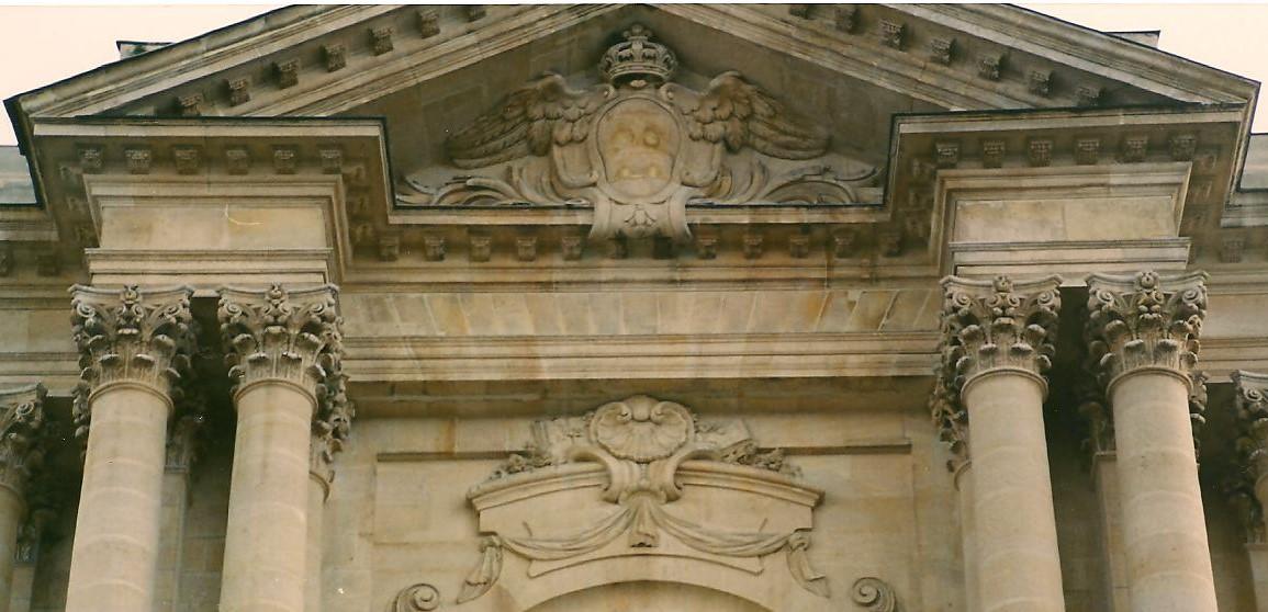 Fronton principal de Saint-Louis de Versailles, blason royal ailé avec lys de France disparus, cl. Ph. Cachau