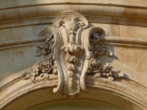 Asnières, avant-corps : agrafe latérale (1750-1751)