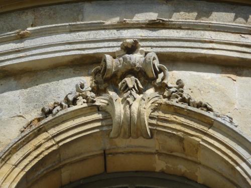 Champlâtreux, avant-corps : Agrafe latérale (années 1750)