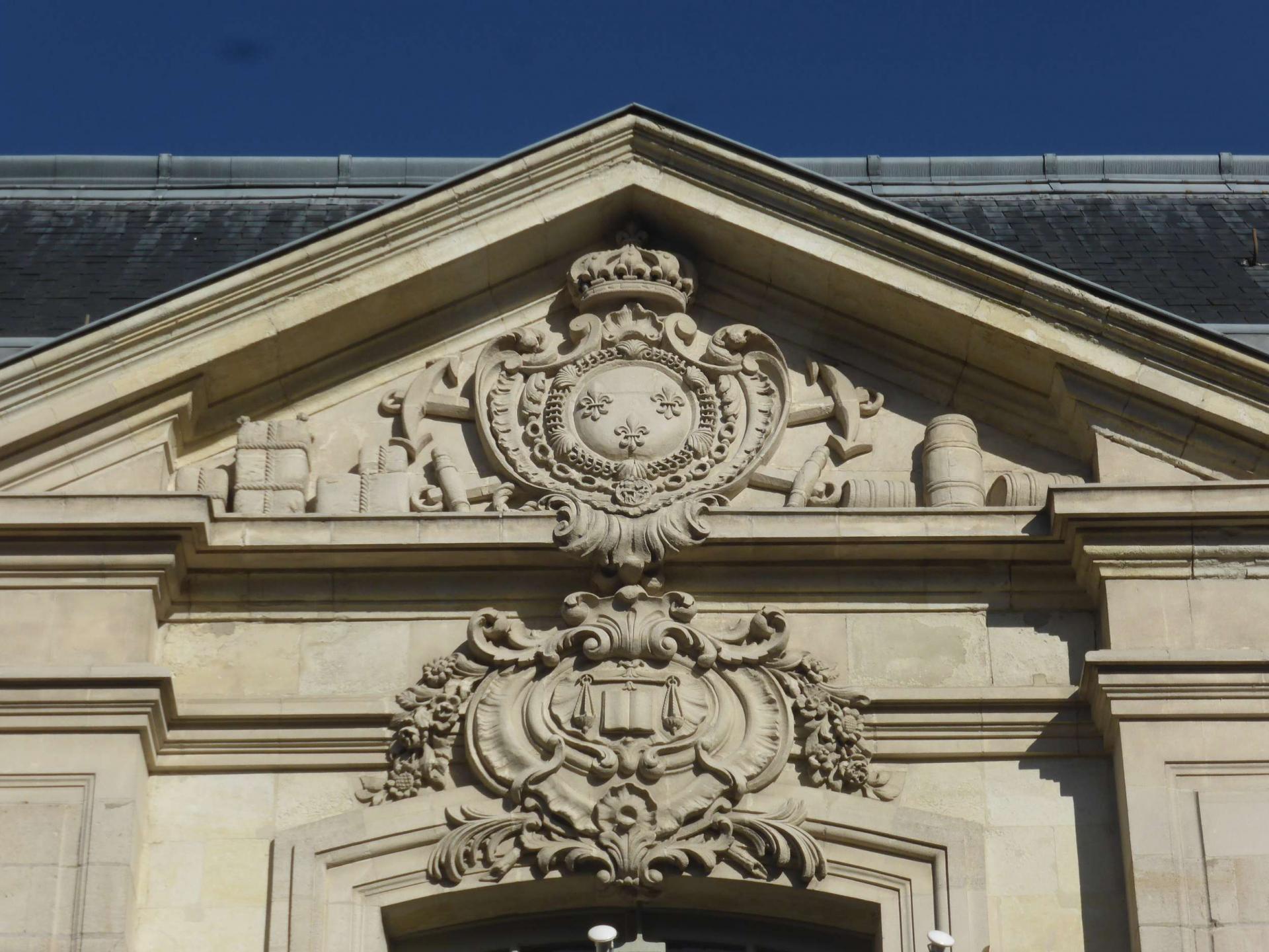 Pierre Meusnier : Palais du Commerce de Tours (1757-1759), détail du fronton central sur la rue (cl. Ph. Cachau)