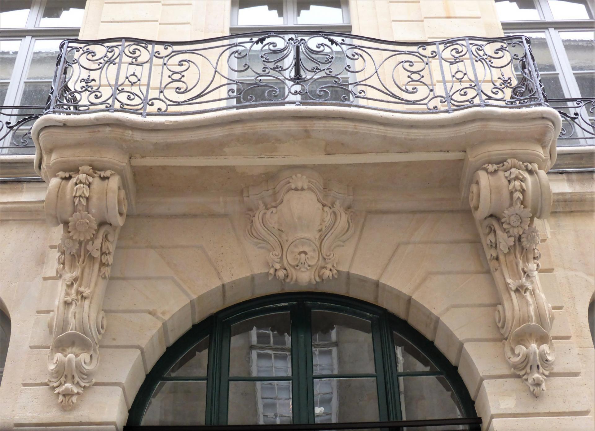 Nicolas Pineau, balcon sur rue, 56 rue des Francs-Bourgeois, 1752, cl. Ph. Cachau