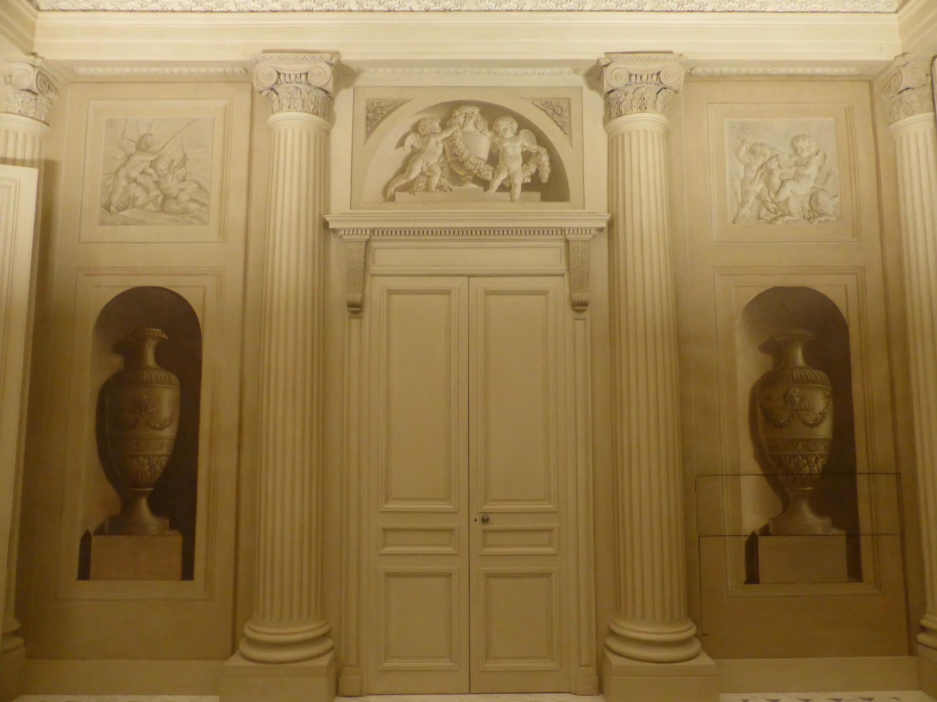 G. Briard, J.-B. Guilliet, P.-H. Deleuze, décor du vestibule de l'hôtel, entrée sur le grand salon, 1766, cl. Ph. Cachau