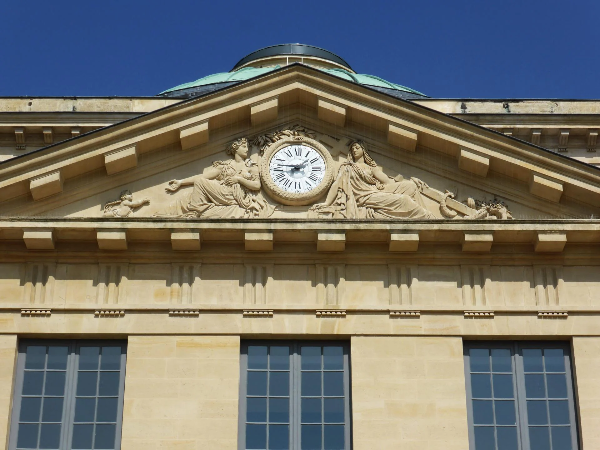 Achille Valois, reliefs de la Charité et de la Religion, fronton sur la grande cour, 1811, cl. Ph. Cachau