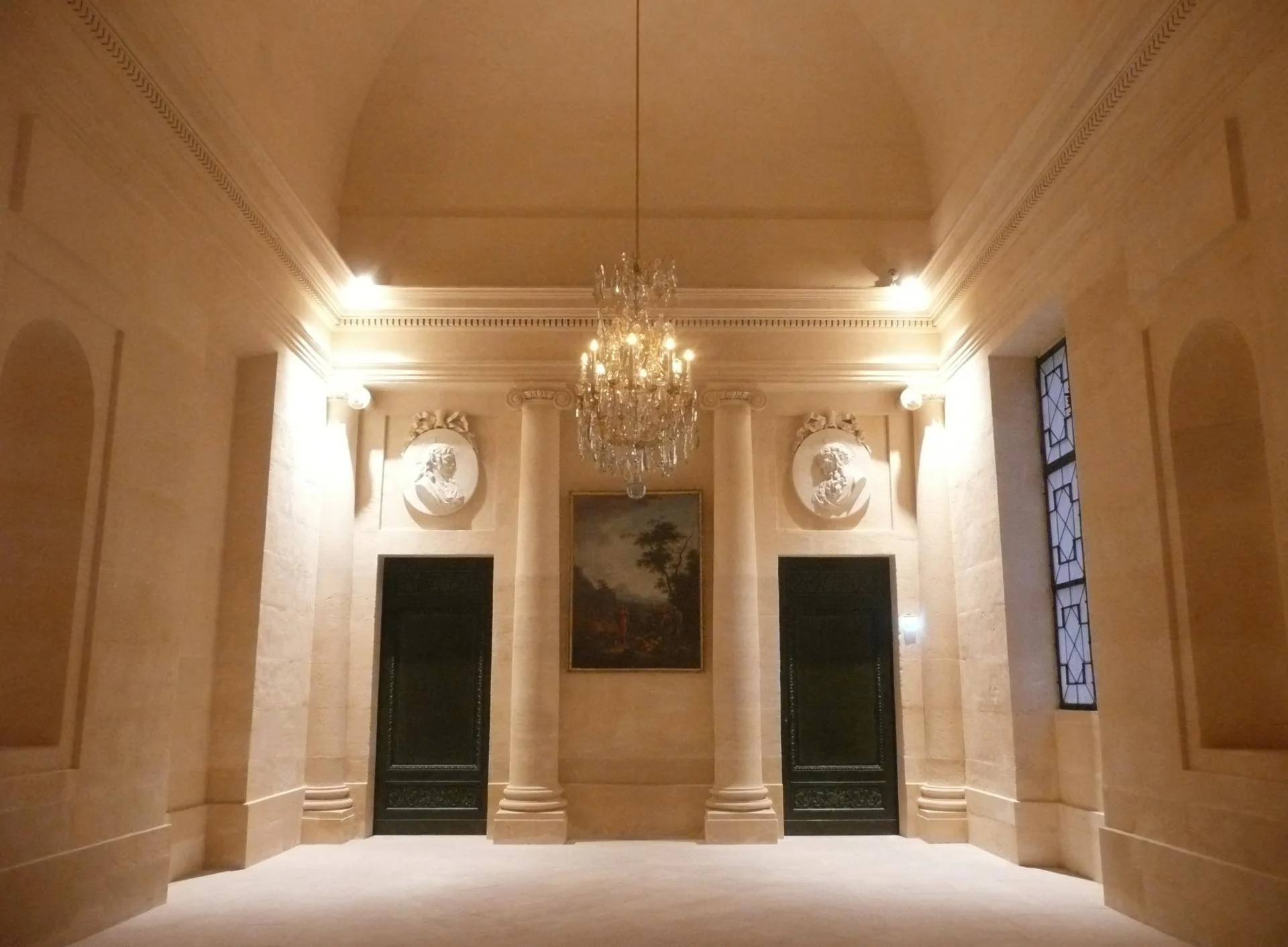 Entrée de la chapelle de nuit, reliefs de saint Jean et saint Jérôme par Augustin Pajou, vers 1764 65, cl. Ph. Cachau