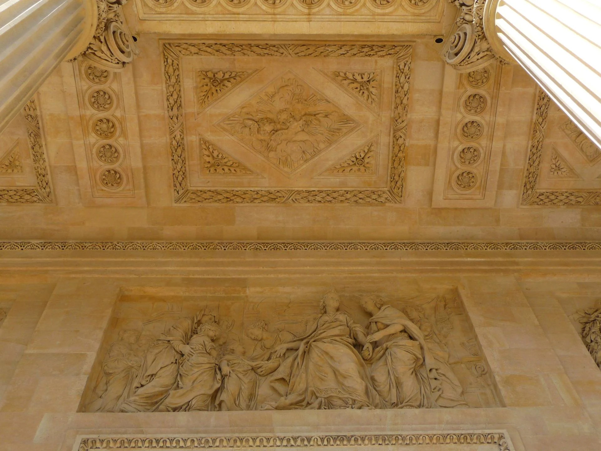 Joseph Deschamps, reliefs et ornements sous le portique de la chapelle, années 1770, cl. Ph. Cachau