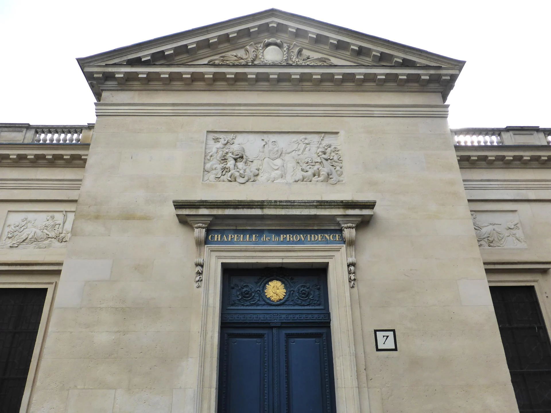 Louis-François Trouard, avant-corps aux armes royales et relief de la Religion d'Augustin Pajou. Ornements et moulures de la porte autrefois dorés.