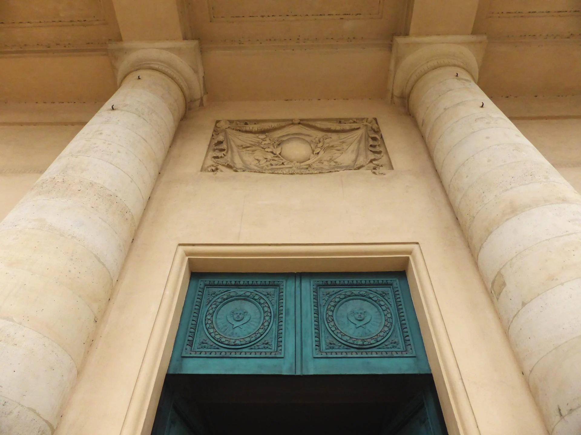 Louis-Francois Trouard, blason royal et ornements de la porte centrale, autrefois dorés, sous le portail à colonnes, cl. Ph. Cachau
