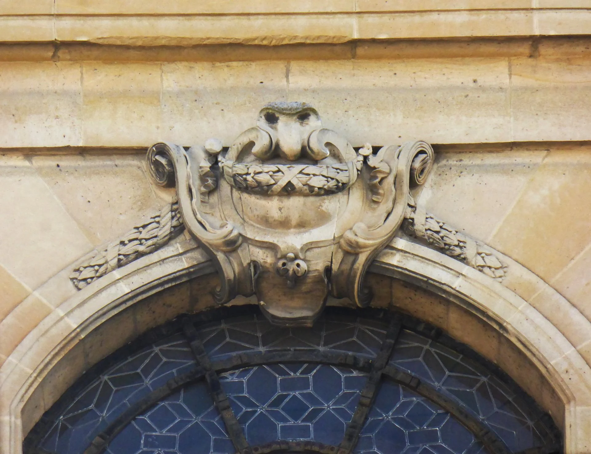 Nicolas Pineau, agrafe de style transition rocaille- néoclassicisme, façades du transept, 1752-54, cl. Ph. Cachau
