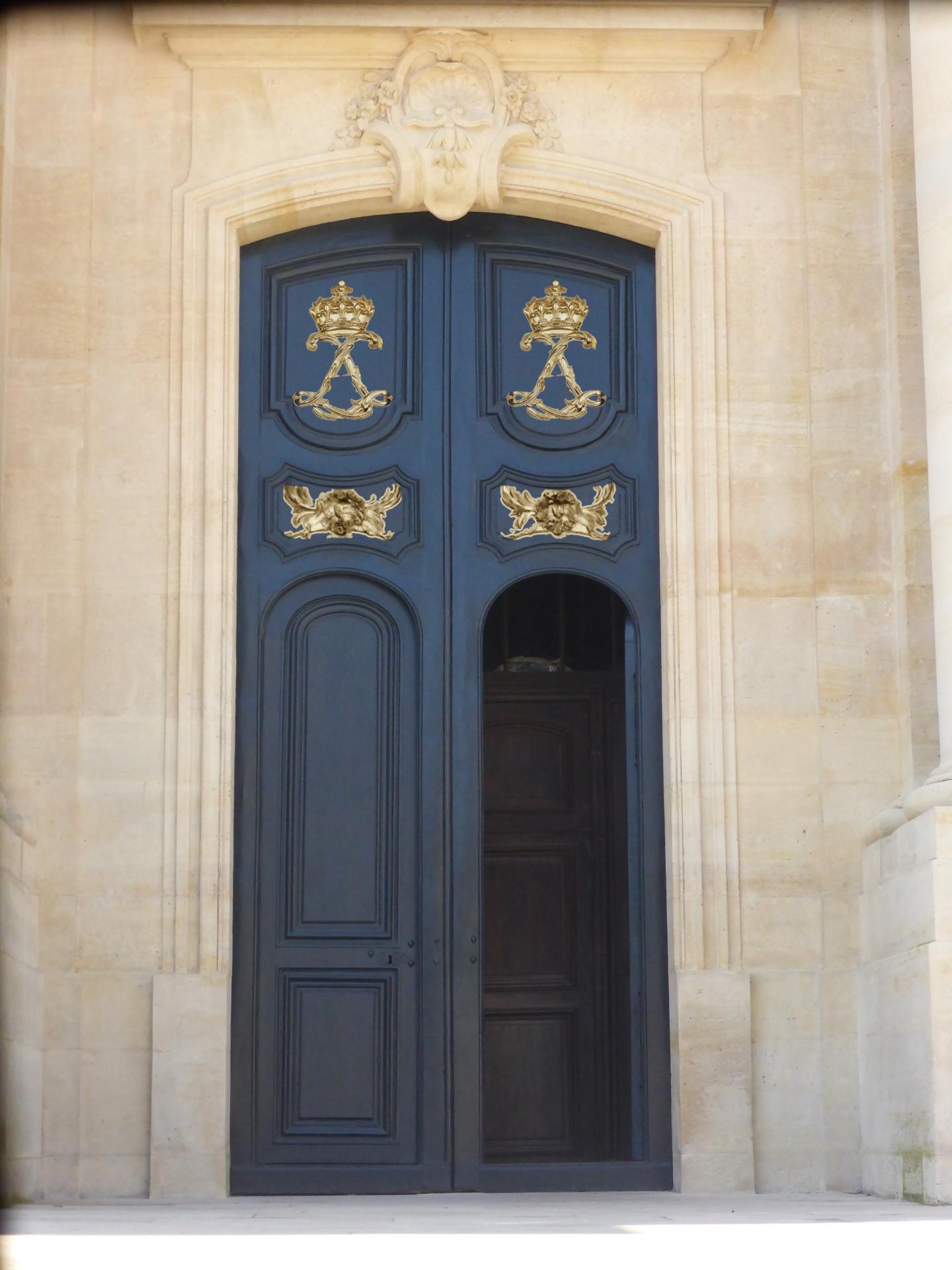Portes latérales de la cathédrale avec monogramme de Louis XV et ornements dorés de Nicolas Pineau, état XVIIIe.
